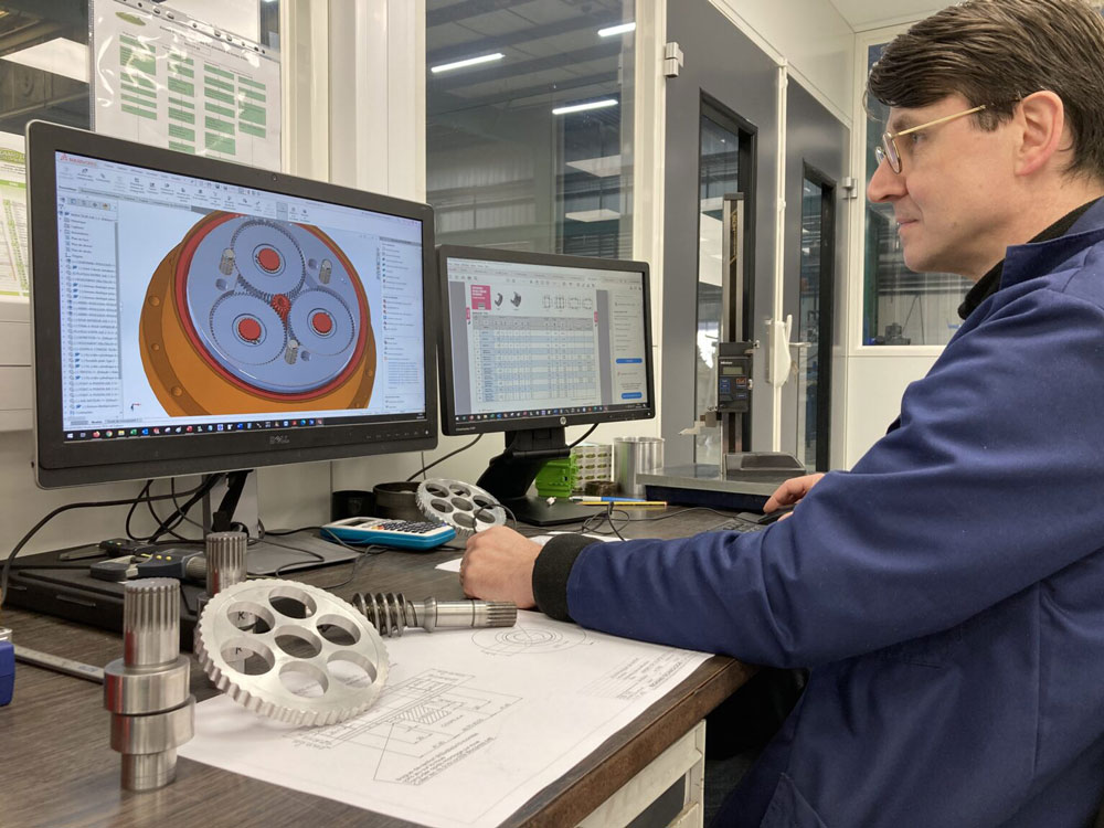 de- Adrien nutzt CAD für die Teilereparatur