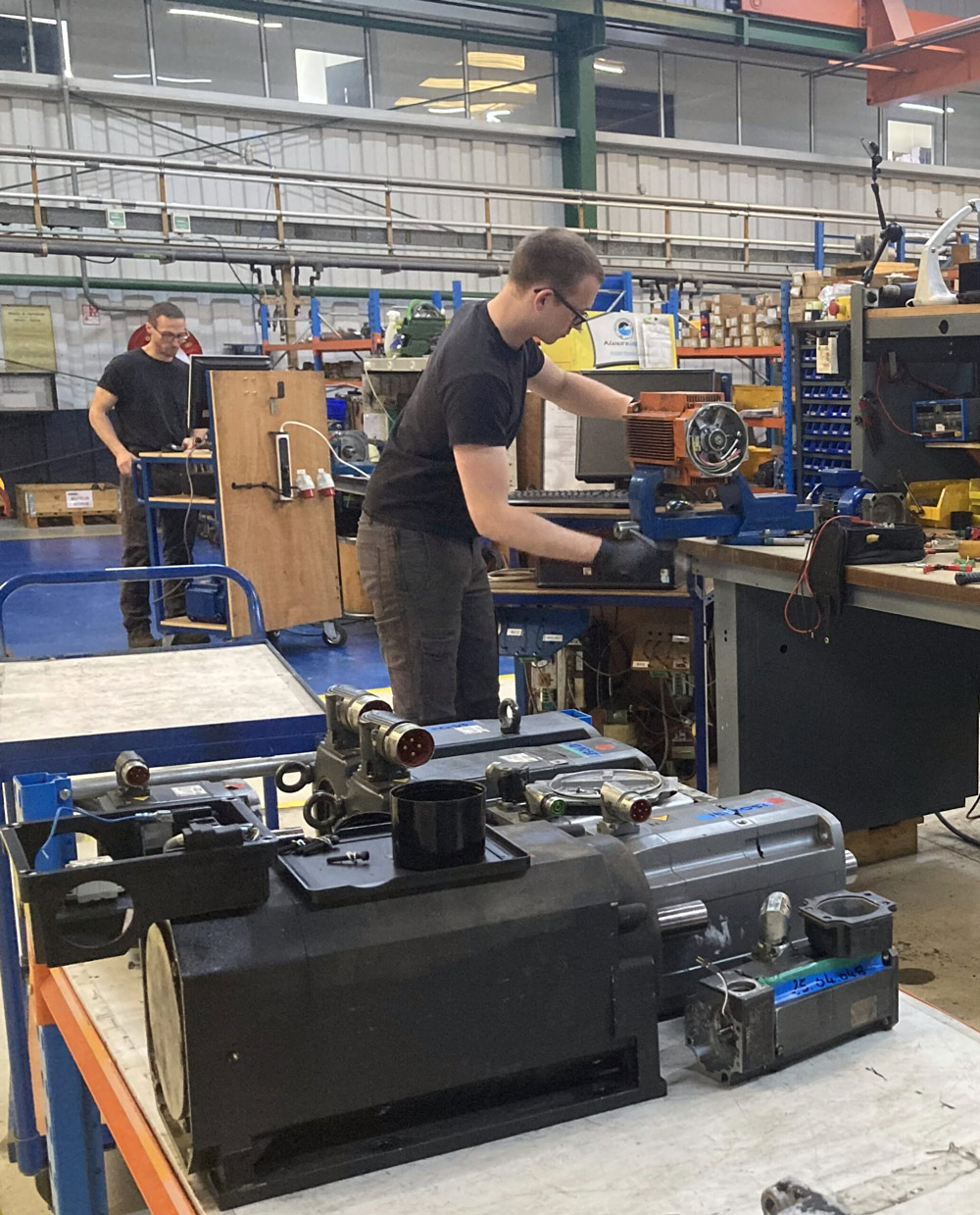 equipier en train de tester banc de test