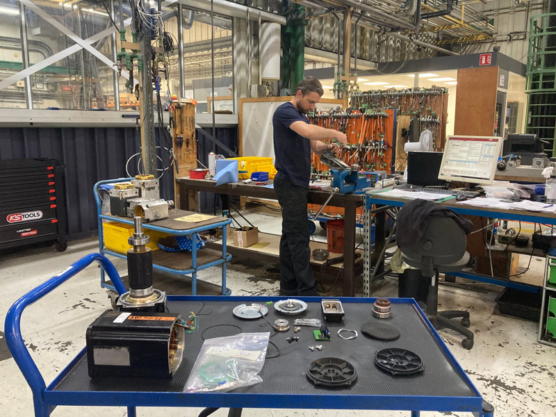 equipier en pleine reparation atelier regnard technologie